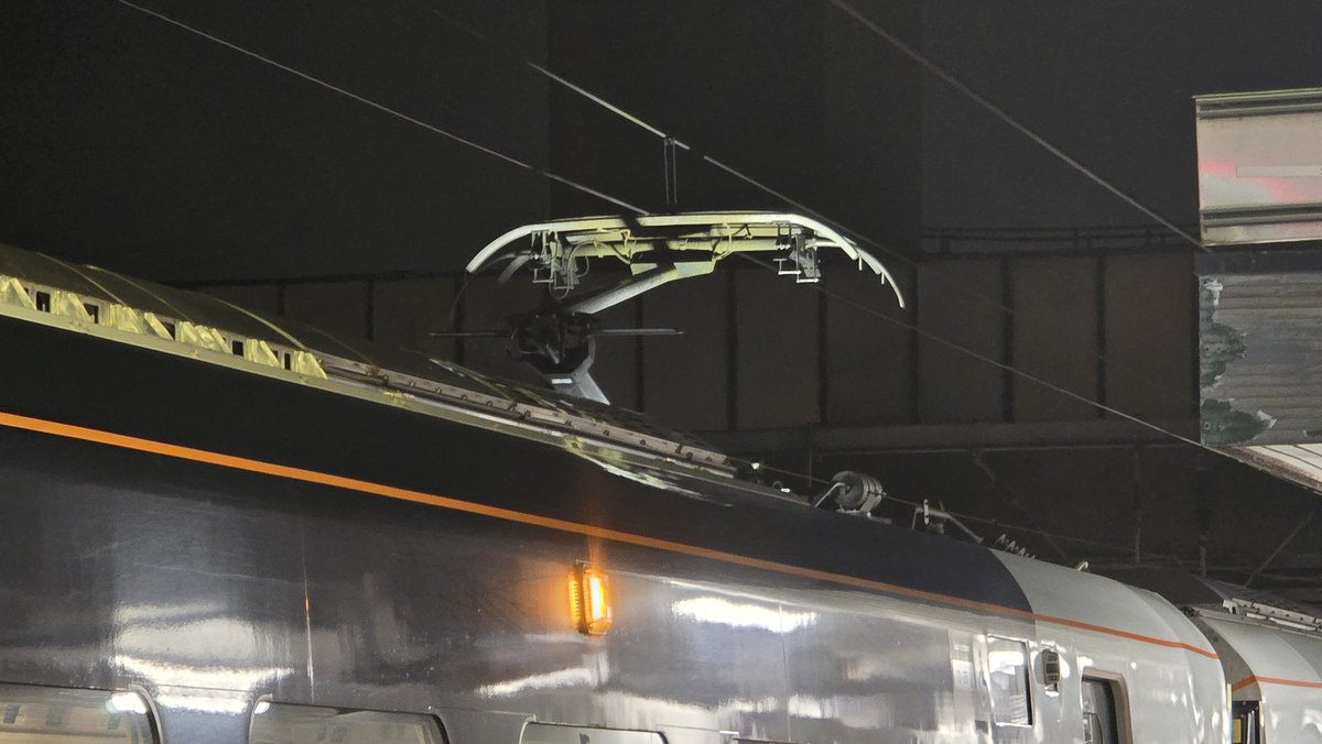 DanSpotter86's tweet image. Heres a shot of @AvantiWestCoast Clas 807001 seen here in Wolverhampton Station with Lit up Pantograph and the Return to Night Photos working the 9K39 Euston to Crewe on 30/10/25. #Class807 #AvantiWestCoast #Wolverhampton #9K39 #WCML #Stourline
