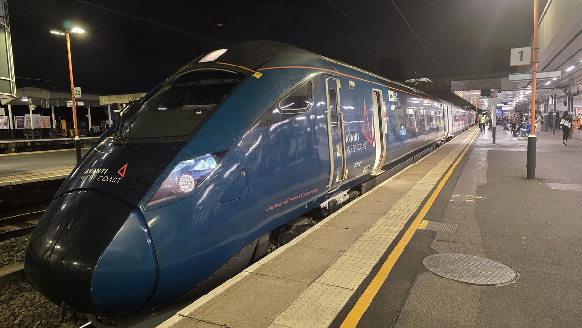 DanSpotter86's tweet image. Heres a shot of @AvantiWestCoast Clas 807001 seen here in Wolverhampton Station with Lit up Pantograph and the Return to Night Photos working the 9K39 Euston to Crewe on 30/10/25. #Class807 #AvantiWestCoast #Wolverhampton #9K39 #WCML #Stourline