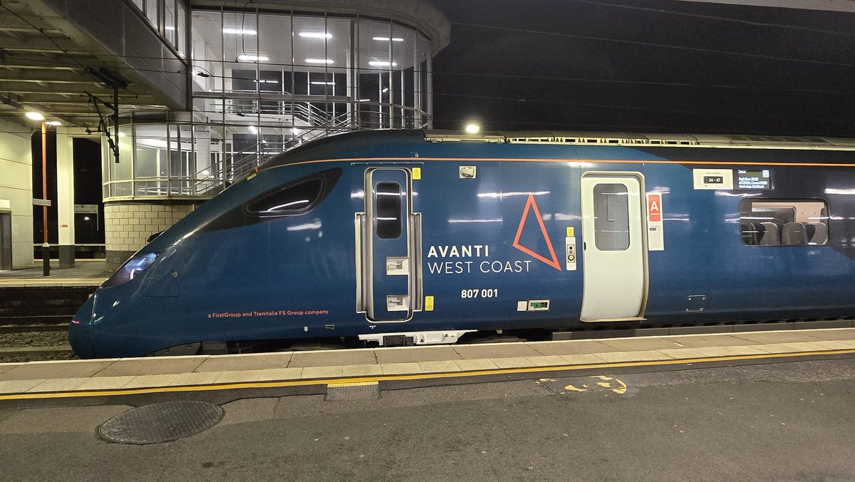 DanSpotter86's tweet image. Heres a shot of @AvantiWestCoast Clas 807001 seen here in Wolverhampton Station with Lit up Pantograph and the Return to Night Photos working the 9K39 Euston to Crewe on 30/10/25. #Class807 #AvantiWestCoast #Wolverhampton #9K39 #WCML #Stourline