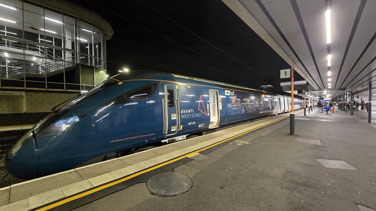 DanSpotter86's tweet image. Heres a shot of @AvantiWestCoast Clas 807001 seen here in Wolverhampton Station with Lit up Pantograph and the Return to Night Photos working the 9K39 Euston to Crewe on 30/10/25. #Class807 #AvantiWestCoast #Wolverhampton #9K39 #WCML #Stourline