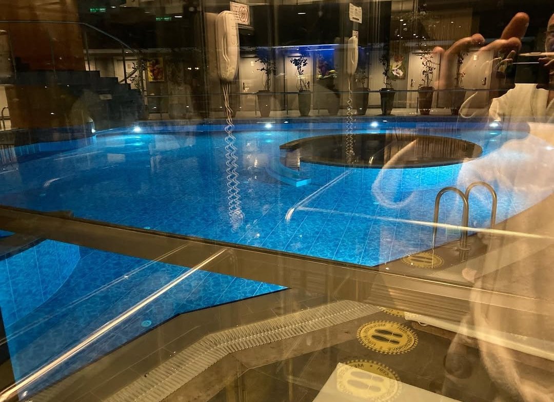 Spa day vibes! Check out this dreamy indoor oasis. Who's ready to relax and unwind? ✨💙