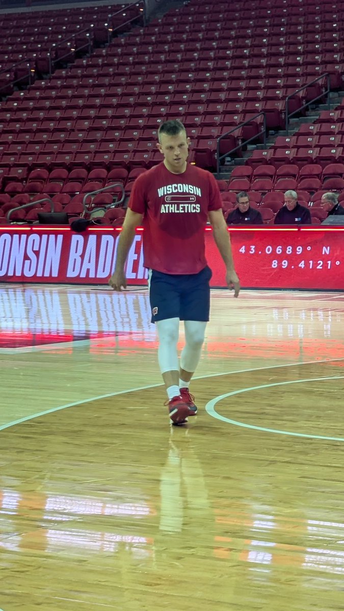 You ever see an assistant coach sweat in a pre-game warmup like this? 

Brad Davison. Program guy. #Badgers