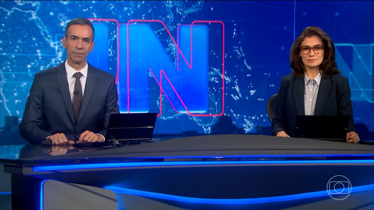 🚨HISTÓRICO: num 03/11/2014, Renata Vasconcellos estreava como titular na bancada do Jornal Nacional. Hoje, 03/11/2025, 11 anos depois, César Tralli estreia como titular.