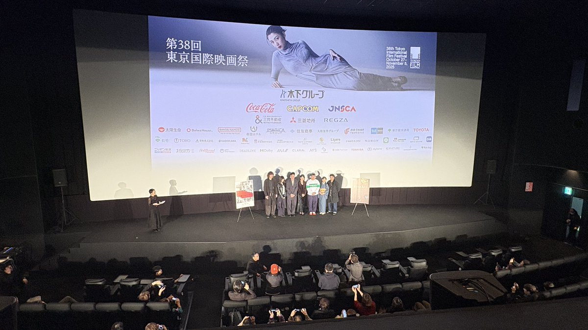 東京国際映画祭「名もなき鳥たち」を観てきました！
50TRK'sは映画の冒頭で女優「たむらもとこ」さんと共に、佐々木翠率いるバンド「ローリングタイズ」として出演！
上映終了後に田村さんに花束を渡し、記念撮影！
#東京国際映画祭2025
#tiffjp
#たむらもとこ
#50trks