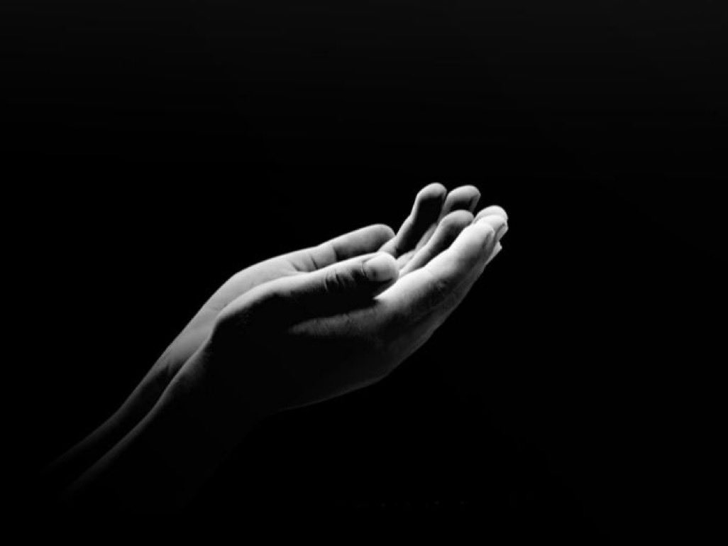 رَحِم الله مَن أضنَته الدّنيا، وعَجِزَ عَن وَصفِ ألَمِه، فَرفَع كفّيه في جَوف اللّيل داعِيًا،،