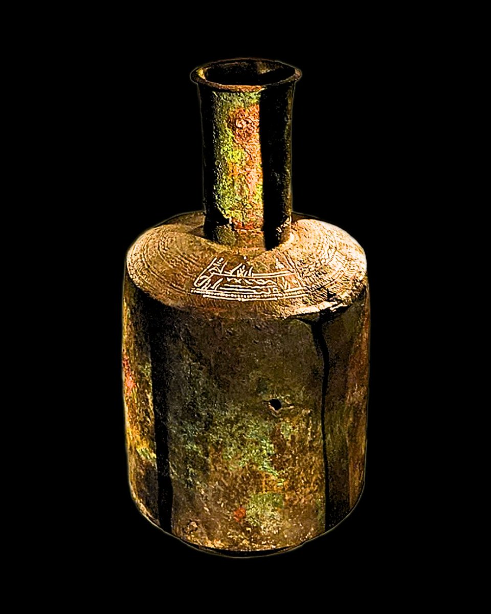 From Central Asia to a Viking-Age grave in Sweden.

Copper-alloy flask with Arabic script. Found in a grave in Aska, Östergötland. It illustrates the Viking world's long-distance trade networks, and the routes by which dirham silver reached Scandinavia

My 📷 Ref. <a href="/historiskamuse/">Historiska museet</a>