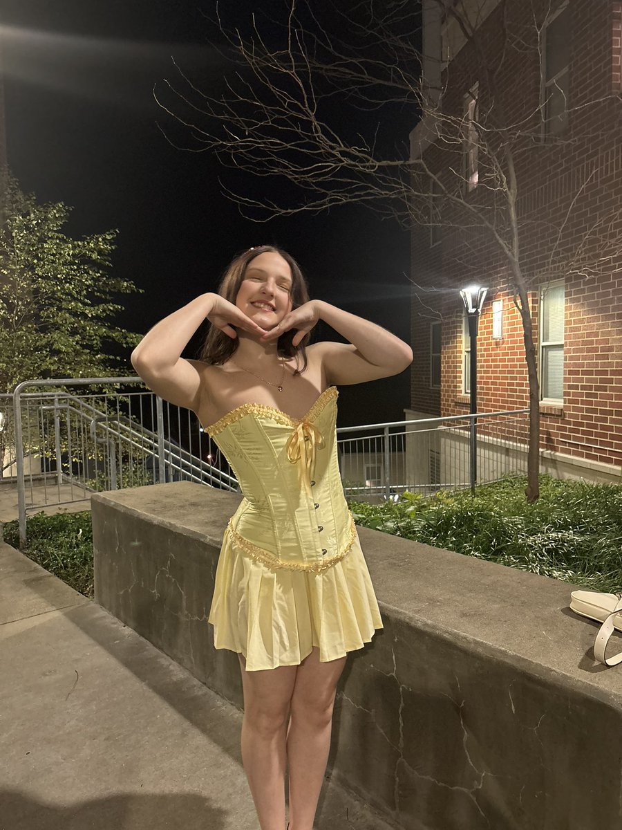 bighitflower_'s tweet photo. yellow suits us both 

happy #ARSD https://t.co/0j61LqyWIE