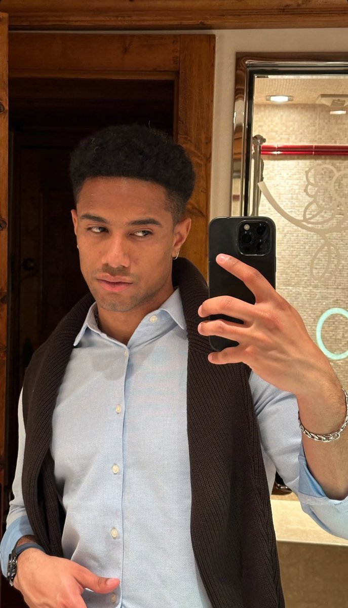 Fatos inúteis sobre mim:

altura - 2,10cm.
musica - time to say goodbye.
cor fav - preto.
série favorita - breaking bad.
animal fav - baleias.
comida - macarronada.
bebida - uísque.
fruta fav - abacaxi.
hobby - praticar exercícios.
sobremesas - nada de doces.
odeio - ficar só.