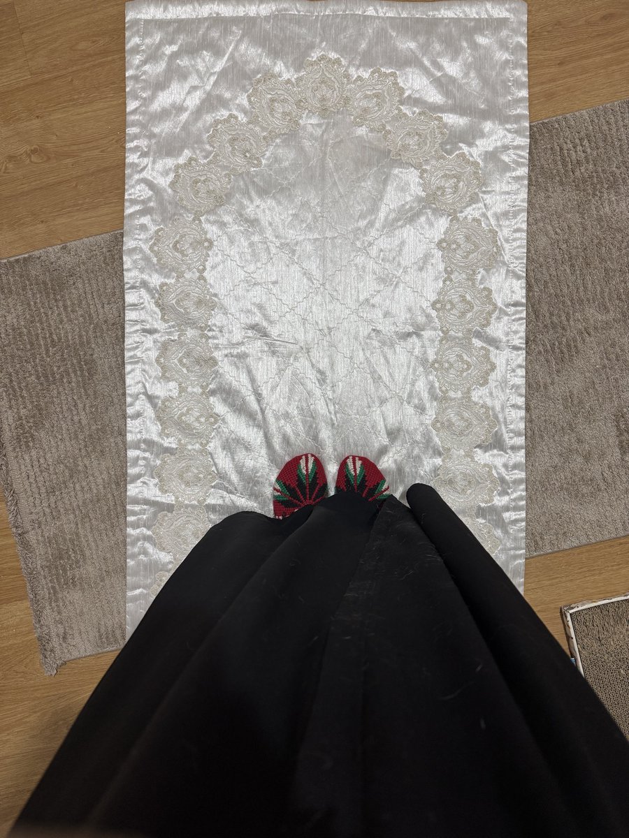 3-4 sene önce kayınvalidem memleketten getirip hediye etmişti her kış giyerim ama şimdi farkettim, artık daha ANLAMLI
 🇵🇸❤️🖤🤍💚 🇵🇸 
#FreePalestine #Gazze