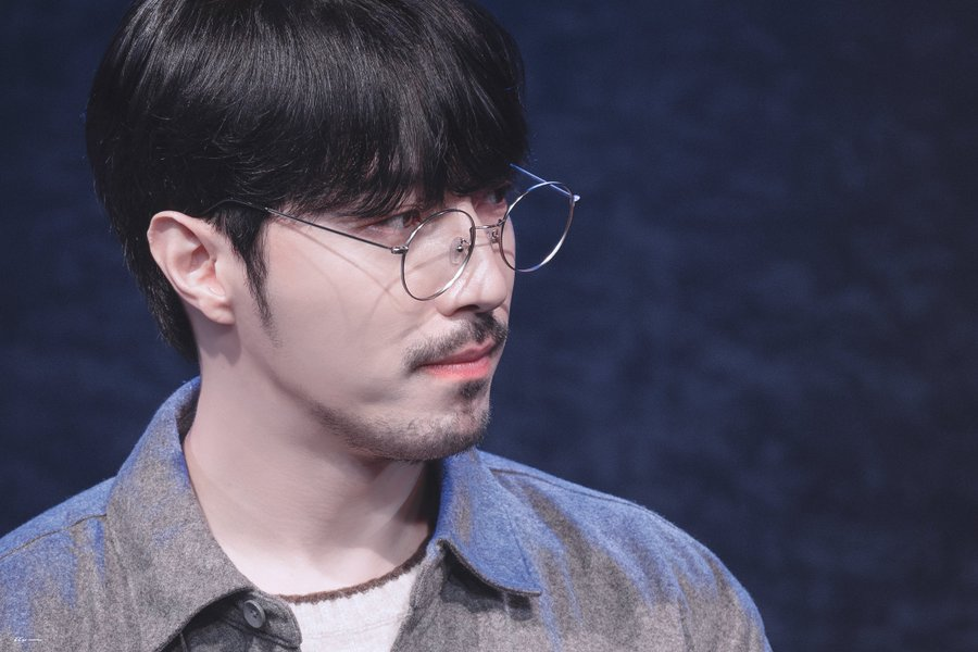 sonziiiiiiiiii's tweet photo. 그... 우리집에도 아찔한 콧대의 안경남이 있슨........ https://t.co/nHUPfDzZFm
