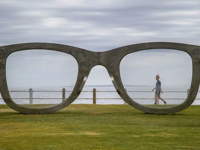 A la ciutat del Cap, l'escultor sud-africà Michael Elion va exposar la seva obra anomenada “Percebent la Llibertat” a manera d'homenatge al líder líder Nelson Mandela, unes ulleres que miren cap a l'illa Robben, on va ser empresonat.📸 <a href="/EFEnoticias/">EFE Noticias</a>  Via:  <a href="/RPPNoticias/">RPP Noticias</a>