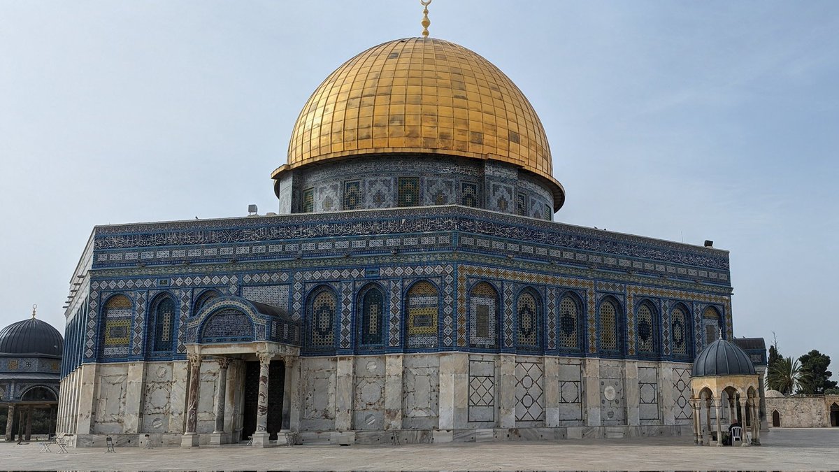 thewebbie's tweet image. This monstrosity must be removed.