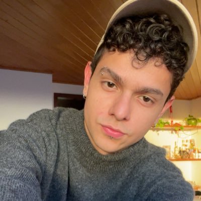 Tengan cuidado con esta persona, va por los crepes tomando fotos de otros sin su autorización: