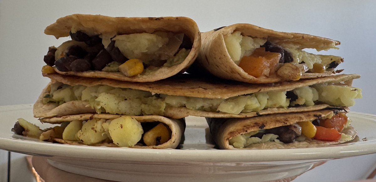 gretchemaben's tweet photo. Tried a few new recipes today:
- Veggie Enchiladas Suizas
- Black Bean &amp; Sweet Potato Quesadillas 
- Creamy Wild Rice &amp; Mushroom Soup

Yum! 🤤 
#AdventuresInCooking #PCCMEats https://t.co/peiNWLJPSj