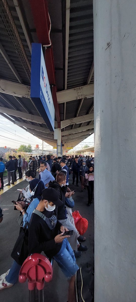 saprdna's tweet photo. @CommuterLine rangkain yg berangkat dari depok jam 7 gangguan. Baru di infoin 5 menit sebelum jam nya. Keren bgt dah, ga ada otak, kasihan yg nungguin dari tadi. Mikir lah @CommuterLine https://t.co/8dDazY6bJT