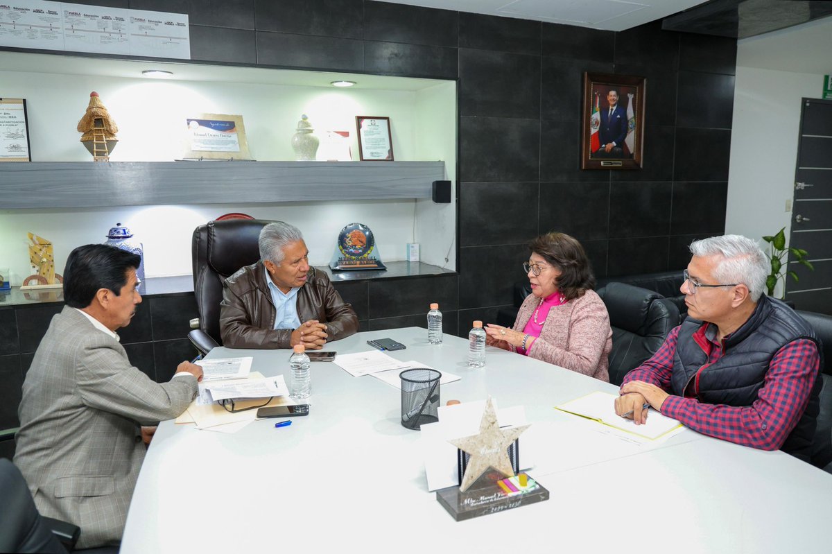 El secretario de Educación Pública, Manuel Viveros Narciso sostuvo una reunión de trabajo con la titular de la Dirección de Educación para Adultos, Delfina Leonor Vargas Gallegos, con el propósito de fortalecer estrategias que impulsen el acceso y la continuidad educativa para