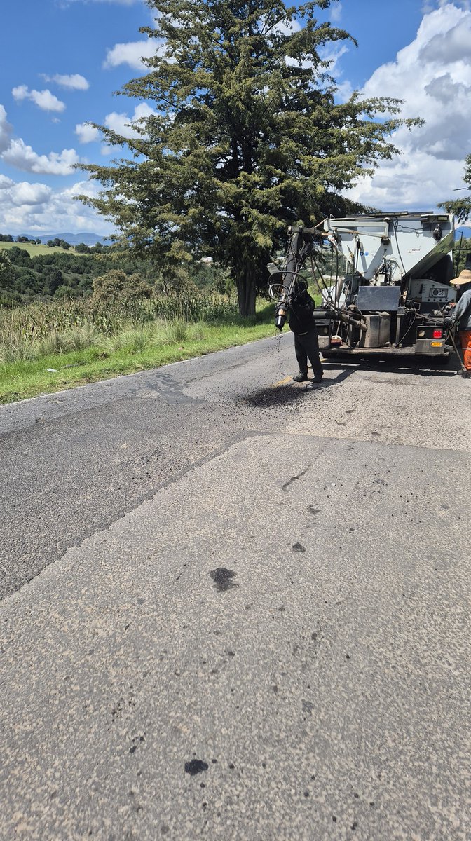 🚧 Mejoras viales en Sanctórum.
El Ayuntamiento que encabeza el Lic. Iván Alejandro Alemán Juárez gestionó el bacheo del Ramal a Sanctorum de Lázaro Cárdenas, mejorando seguridad y movilidad para todos. 👷‍♂️🚗