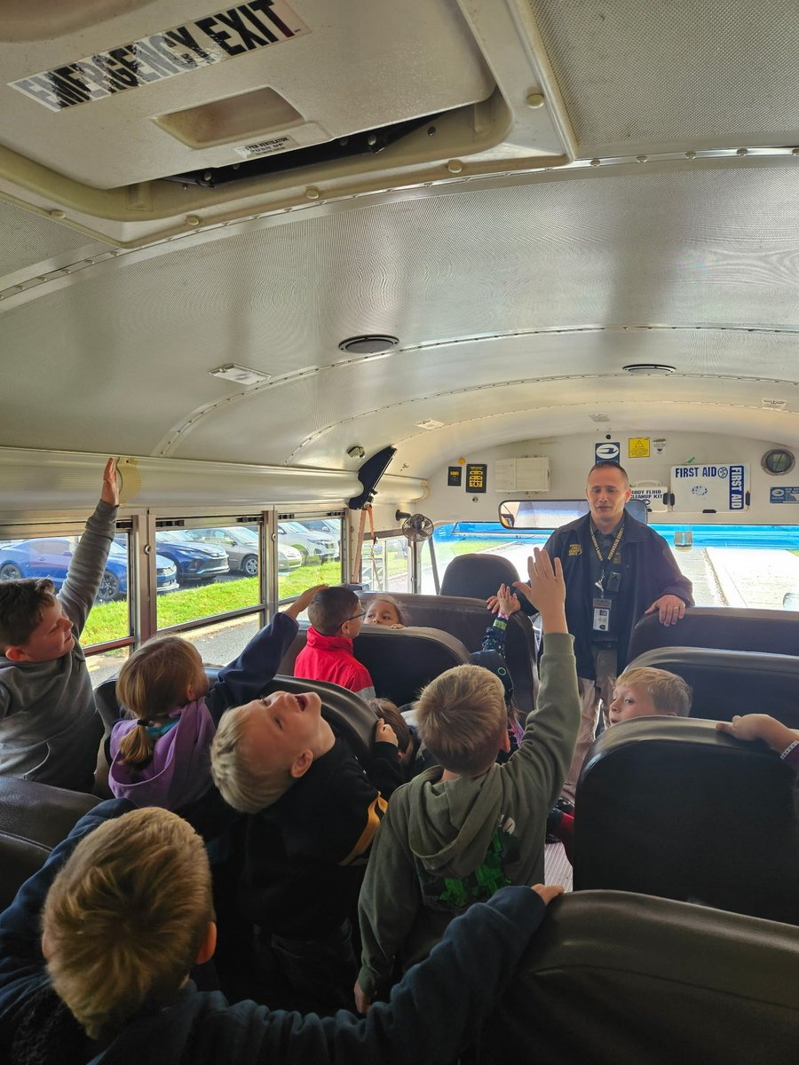 Monongalia_Co's tweet image. Shoutout to School Safety Officer Curt Thomas for teaching important bus safety lessons to our Mason Dixon Elementary students! Keeping our students safe every day. 👏 #BusSafetyWeek