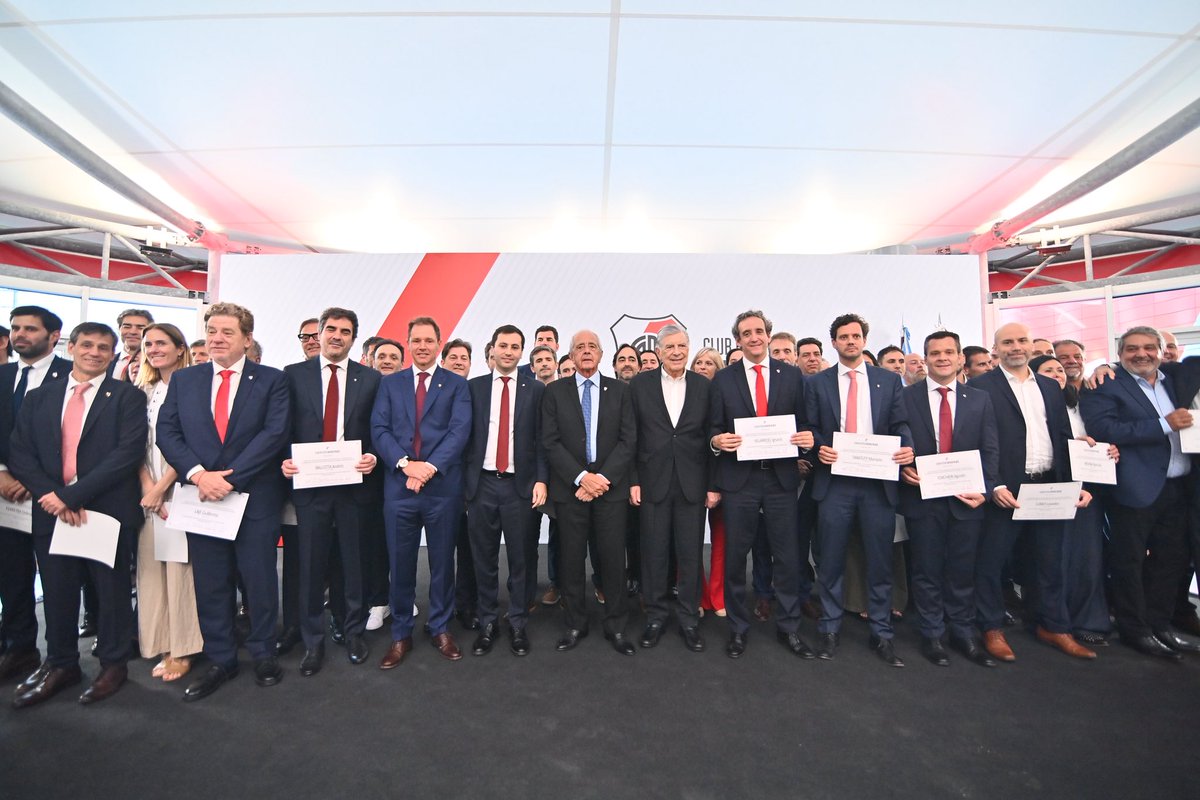 En un día especial para toda la familia riverplatense, se llevó a cabo el acto de asunción del Presidente <a href="/stefanocdicarlo/">Stefano Di Carlo</a> y su Comisión Directiva para el período 2025-2029.

▶️ cariverplate.com.ar/stefano-di-car…