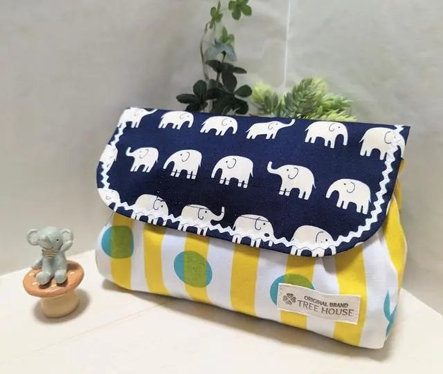 treehouse_2007's tweet image. 随分寒くなってきました！
まだ身体がついていかない…冬服どんなの着てたっけ？など、混乱してます(；´∀｀)
風邪引かないように気をつけよう！

おむつポーチ☆紺ゾウ×イエローストライプドット☆TREEHOUSE #minne 
minne.com/items/36256948