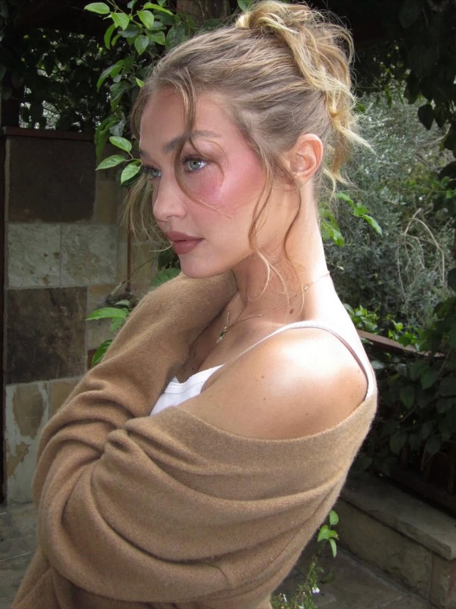 capricosmos's tweet image. gigi hadid is angelic