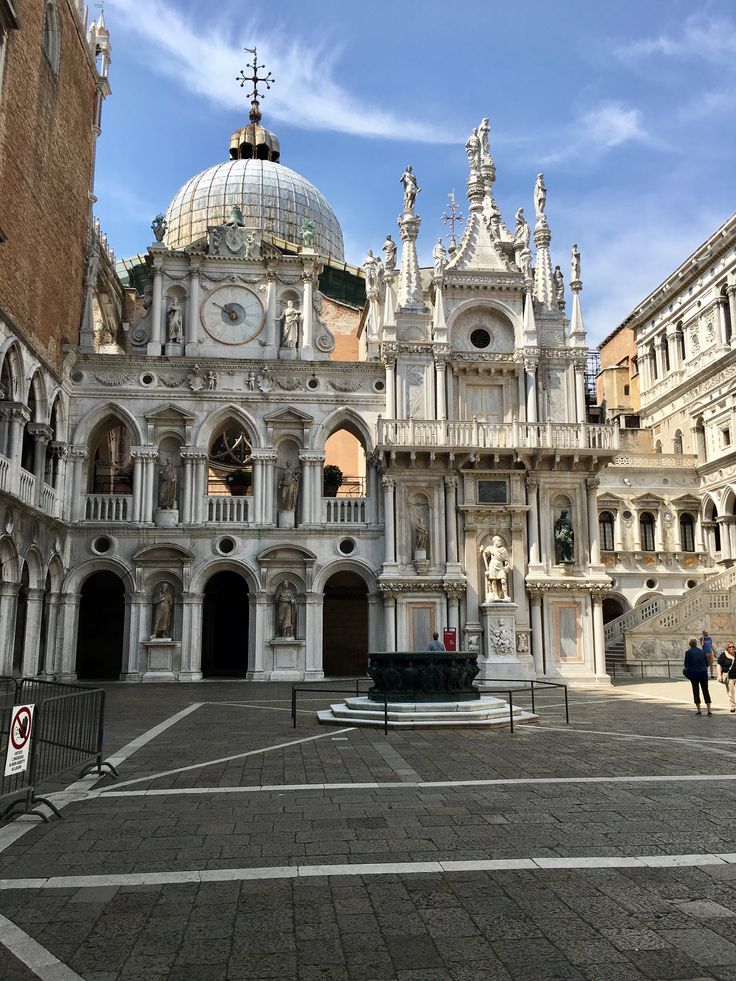 PenaGerhana's tweet image. ㅤㅤㅤㅤ

𝗟𝗮𝘁𝗲 𝗽𝗼𝘀𝘁. — 𝗢𝗰𝘁, 𝟯𝟭, 𝟮𝟬𝟮𝟱.

📍 Palazzo Ducale, Venesia.
📍 Piazza San Marco, Venesia. 

Morning light at Palazzo Ducale, evening glow at Piazza San Marco — Venice draped in quiet beauty from dawn to dusk.

ㅤㅤ