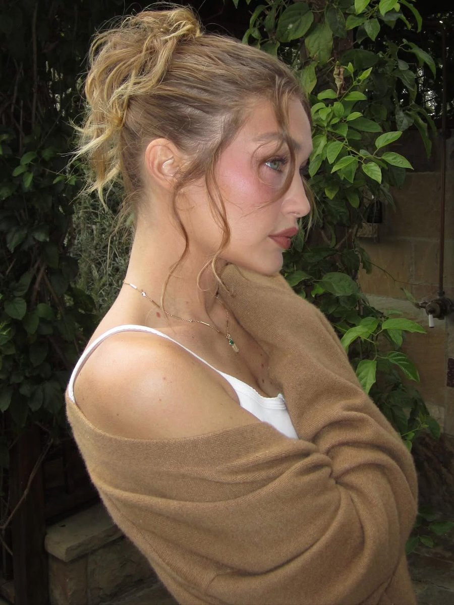 capricosmos's tweet image. gigi hadid is angelic