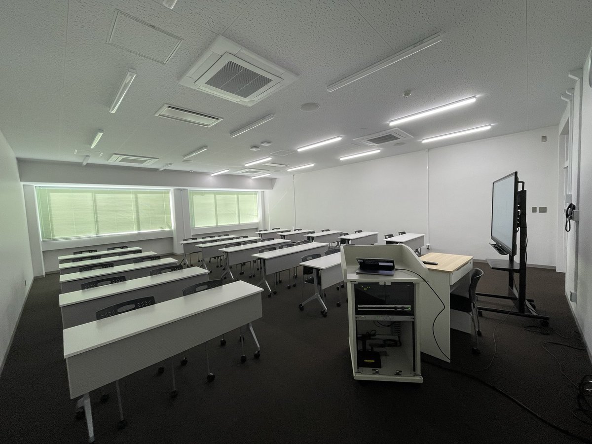 セミナー室の室内灯スイッチが教卓・モニターに対して前後ではなく"左右"で制御されている件。
他の会議室も同様の仕様でした…

なお、AVシステム（有線）上、モニター位置は動かせません。

つまり弊学科でのセミナーではモニター側だけ暗く出来ません😂

#北里大学
#グリーン環境創成科学科