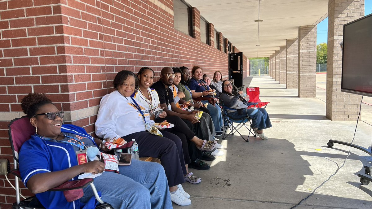 YoungbloodINT's tweet image. Today our amazing Wildcat staff enjoyed Party on the Lawn with lunch provided and a relaxing movie during their break! 🌳🎬🍽️ A well-deserved moment of fun and fellowship! 💙💛 #WildcatPride #AllIn #StaffAppreciation