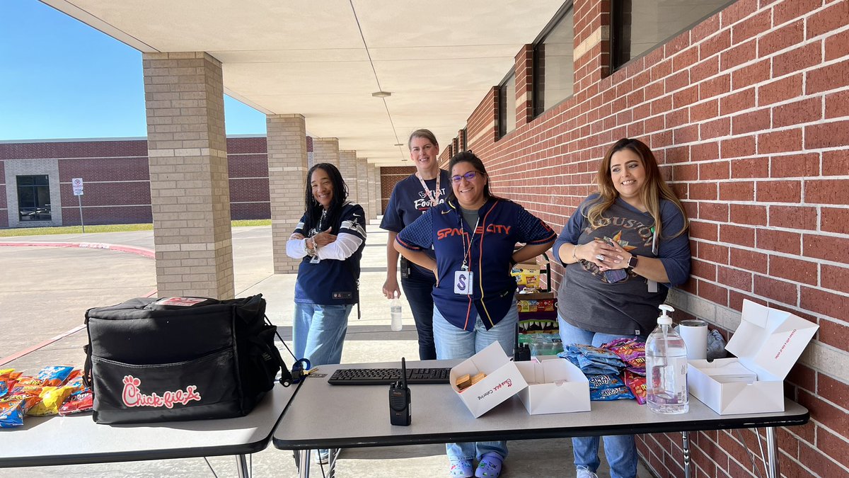 YoungbloodINT's tweet image. Today our amazing Wildcat staff enjoyed Party on the Lawn with lunch provided and a relaxing movie during their break! 🌳🎬🍽️ A well-deserved moment of fun and fellowship! 💙💛 #WildcatPride #AllIn #StaffAppreciation