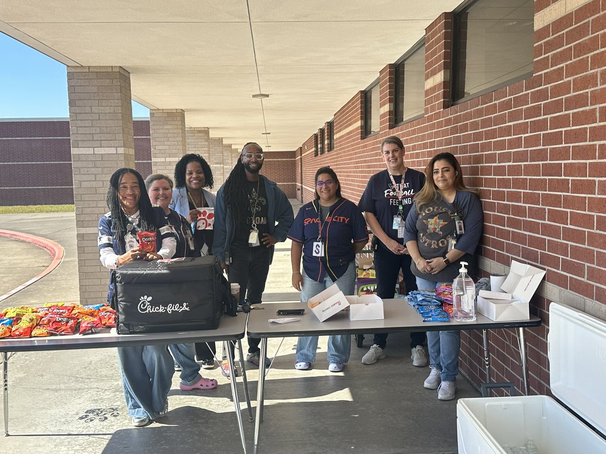 YoungbloodINT's tweet image. Today our amazing Wildcat staff enjoyed Party on the Lawn with lunch provided and a relaxing movie during their break! 🌳🎬🍽️ A well-deserved moment of fun and fellowship! 💙💛 #WildcatPride #AllIn #StaffAppreciation