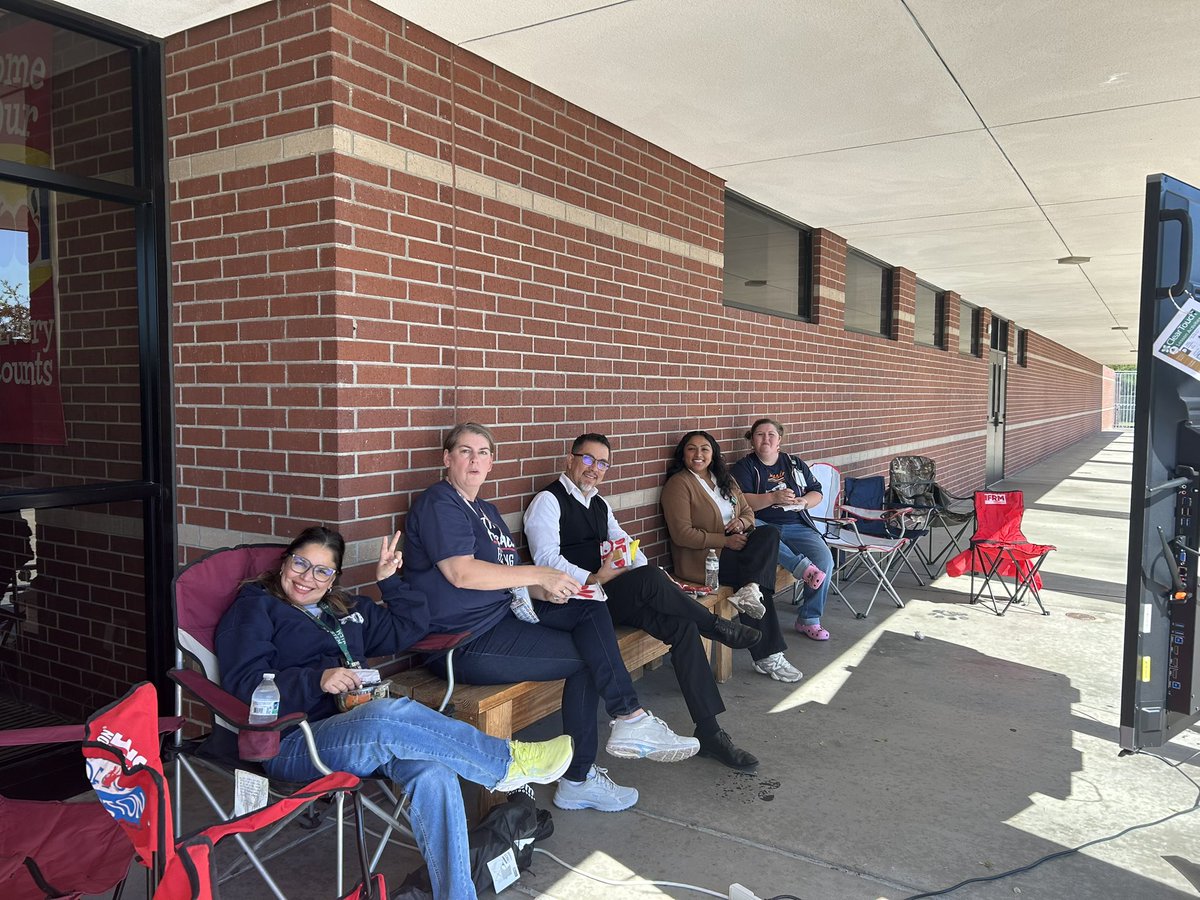 YoungbloodINT's tweet image. Today our amazing Wildcat staff enjoyed Party on the Lawn with lunch provided and a relaxing movie during their break! 🌳🎬🍽️ A well-deserved moment of fun and fellowship! 💙💛 #WildcatPride #AllIn #StaffAppreciation