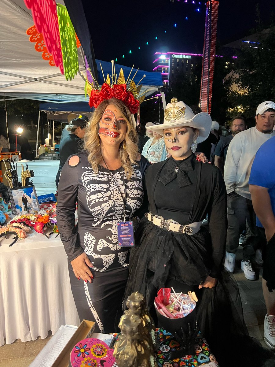 Algunas de las fotos que me tomé en la noche en el @okcfestivalvidaymuerte . Este evento es uno de mis favoritos me encanta ver todas las catrinas y ofrendas. 

#diadelosmuertos💀 #vidaymuerte #catrinas #catrina #makeup #maquillaje #tradicion #cultura