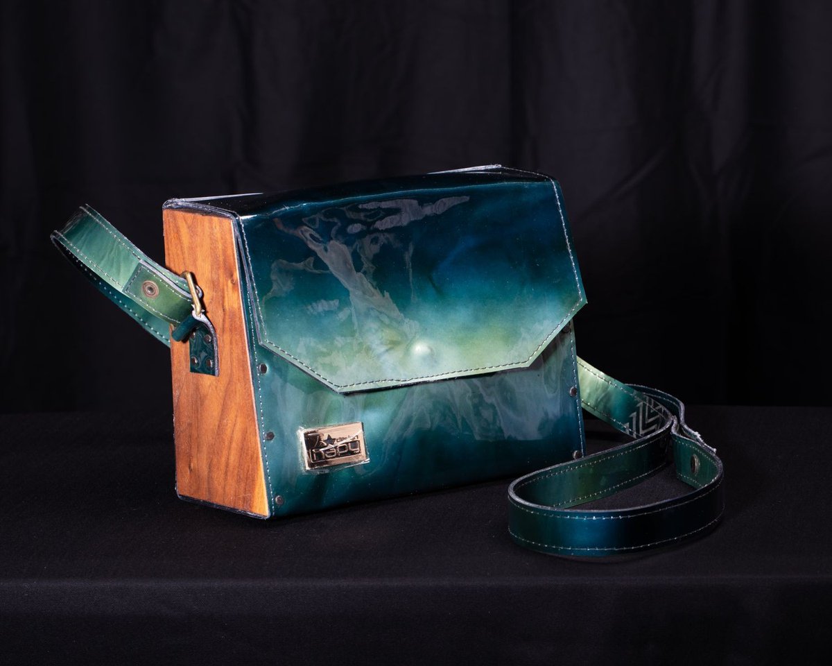 DLVisionMode's tweet image. Daniel Bernier, talentueux designer de mode, présentera le 7 novembre prochain au @mnbaq sa nouvelle collection de sacs exclusifs fabriqués à la main. Collection que j&apos;ai bien hâte de découvrir !   
#Fashion #DLVisionMode
R.P. @commjulie 
Informations👉 mnbaq.org/fondation/even…