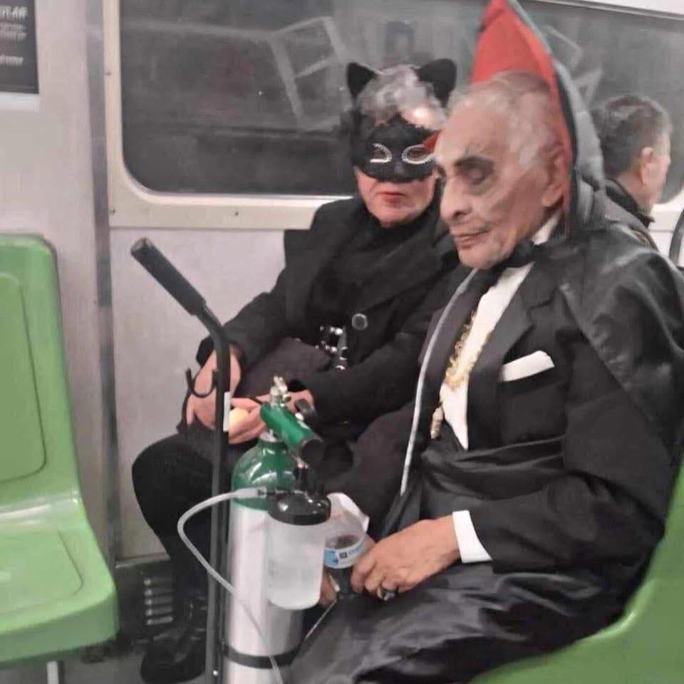 cdmxof's tweet image. Si no vamos a llegar a viejos como esta pareja en el metro no quiero nada 🥺😍 

Pareja de adultos mayores causa ternura en redes sociales por ir disfrazados en el metro de la #CDMX.