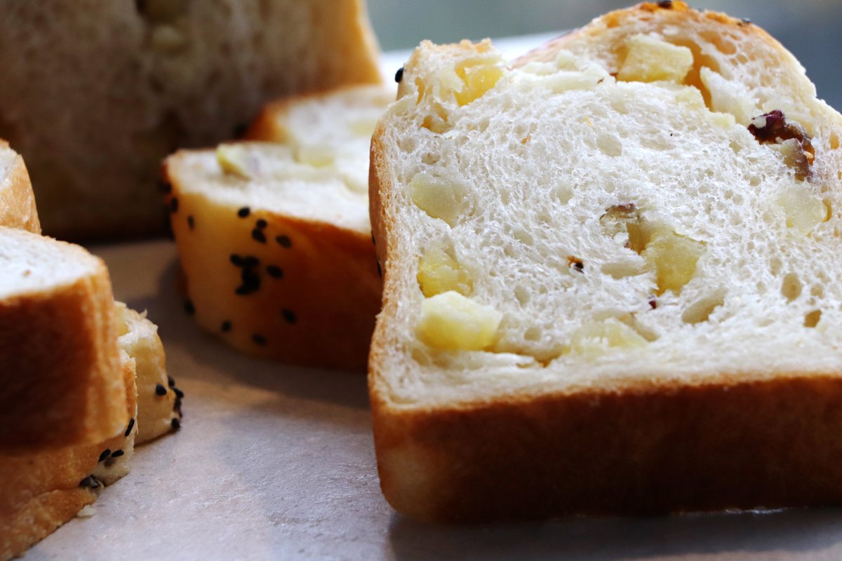 ／
11月12日(水)は #パンの日🍞
＼

パンといえば…桜珈琲！
桜珈琲ではモーニングでご提供している約10種類の食パンを店頭でも販売しております。
ぜひ一度ご賞味くださいませ🍞