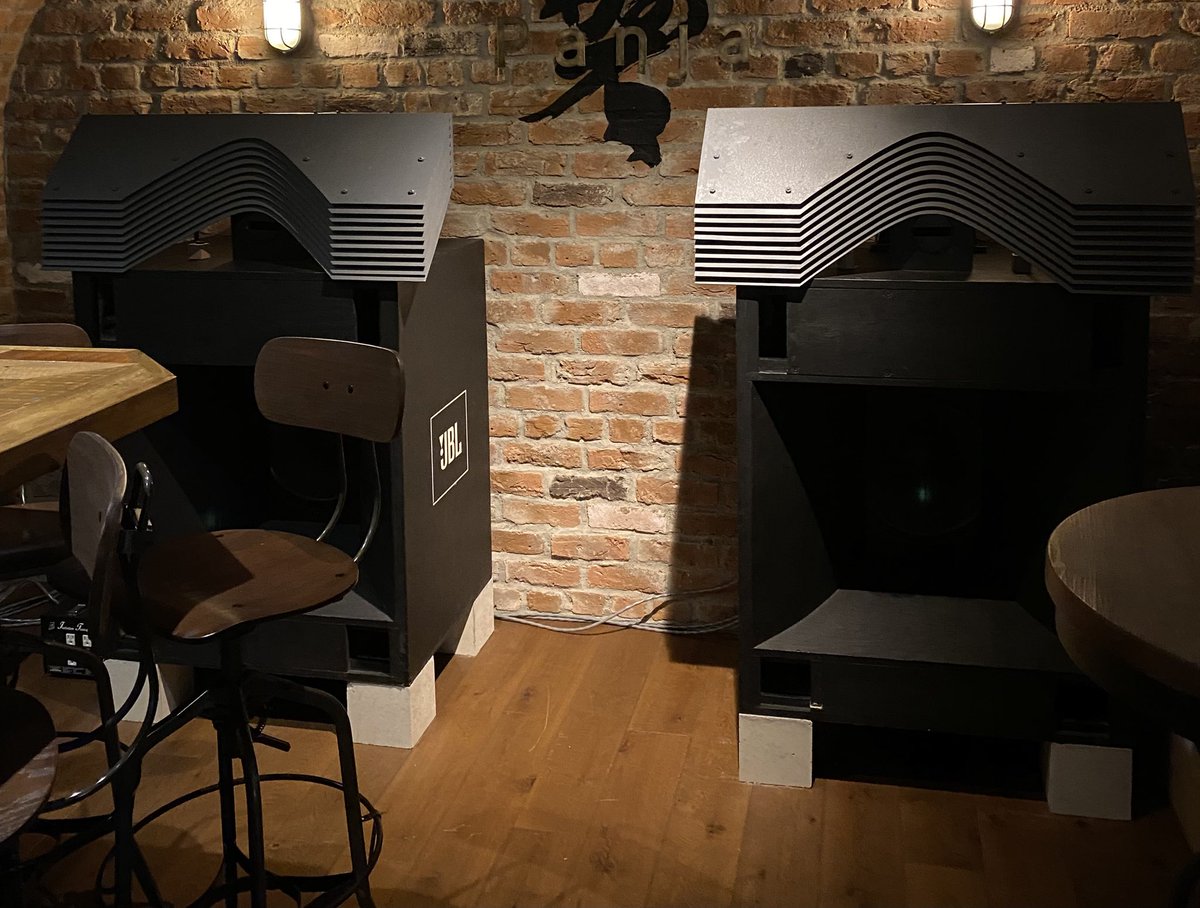 昨日はプレオープンを迎えた新生ジャズOlympusさんにお邪魔してきました。ひっそりしたビジネス街の一角が、そこだけホットなジャズスポットとなっておりました。旧店舗を踏襲したシステムはリアルな息遣いを感じさせる表現力。それにしても、新&amp;先代ご店主、とても活き活きされていました。名店の再出