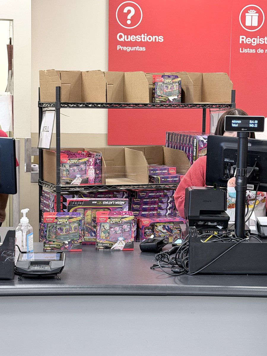 aar0nation's tweet image. Target - summit fontana
Latias box and decks. Not a lot of decks left but a loooooot of latias box. Didn’t get on the VQ this time so not sure how many in line. Goodluck ya’ll!