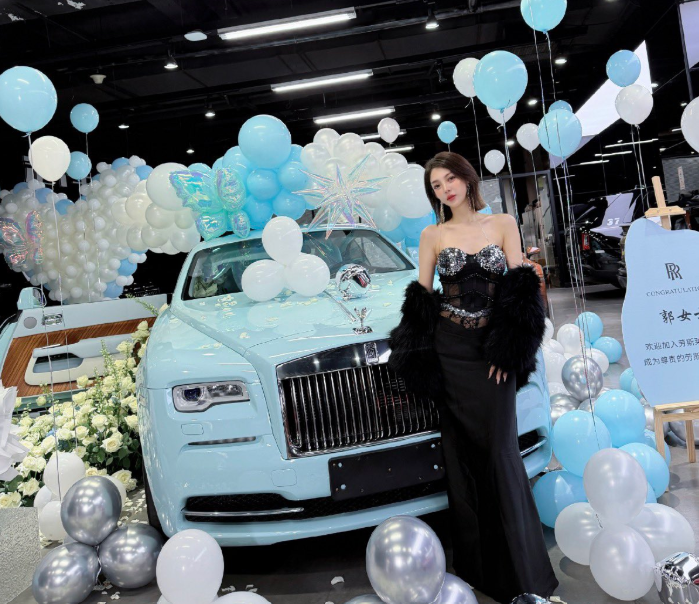 Rumoreconomy's tweet photo. 郭美美蹲了几年监狱后，今天又开始炫富了，喜提豪车！

卖身，卖出天花板，怎么折腾也比普通人强 https://t.co/Qw1WRbEg6x