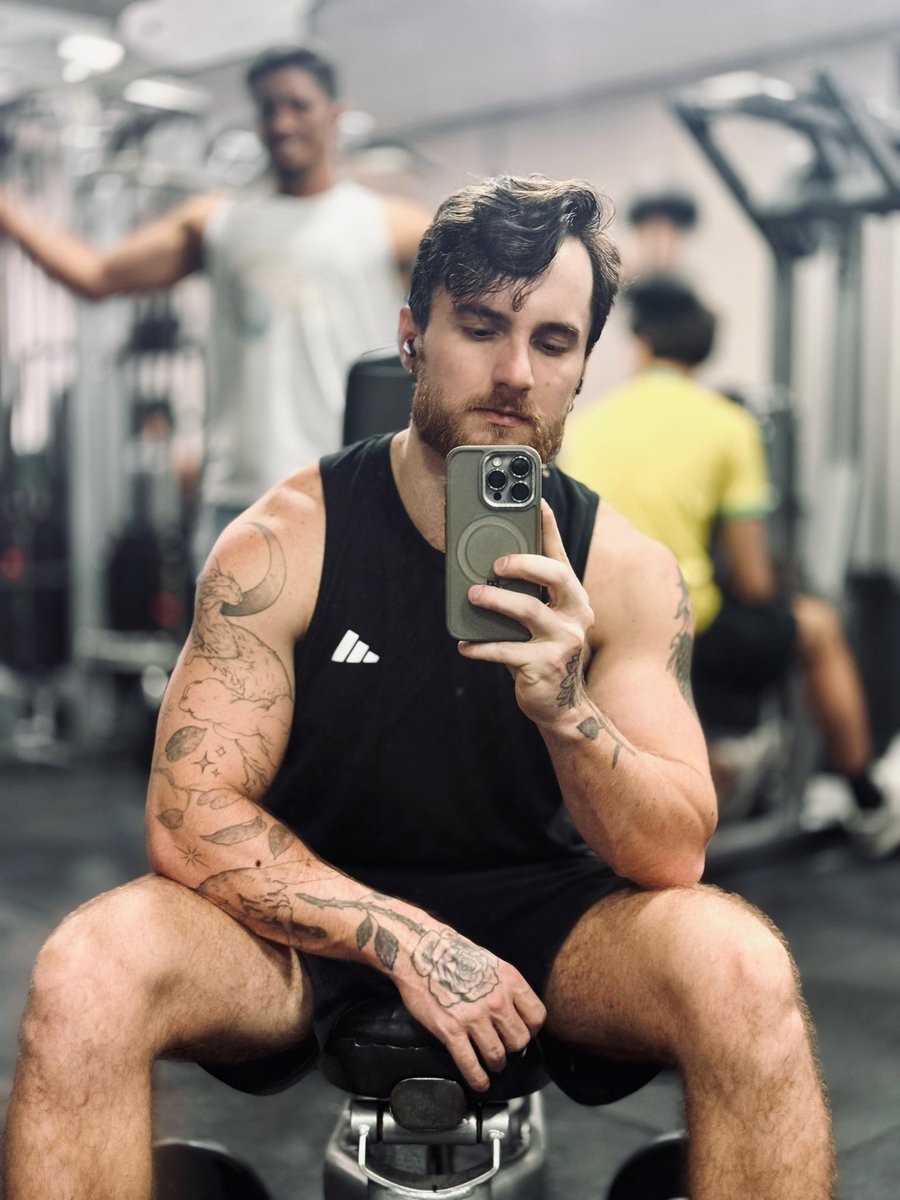 renavoadora's tweet image. Uma com camisa pra variar