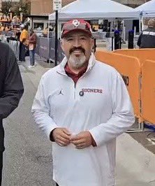 TRowOU's tweet image. OU’s pxp Voice for Spanish Radio, @EVasquez_Texans, has had quite the 48 hours!

🎙️ OU-Tennessee game Saturday in Knoxville…flew back w/team to OKC…drove overnight to Houston 🎙️ Texans game Sunday at Noon…then drove back to Norman today 🎙️@OU_WBBall season opener. #BestInBiz