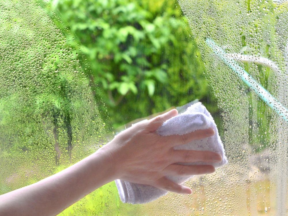 Nac_irpr's tweet image. 今年も残すところあと２か月！早いですね👀！
早めに大掃除を始める方も多いと思いますが、窓掃除の際、最初から洗剤を付けて掃除していませんか？？

特に窓の外側は、汚れがついたまま洗剤で拭き掃除すると、かえって汚れを広げてしまうことに…💦…