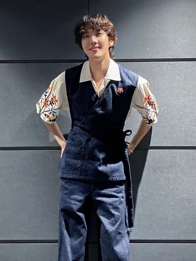 JCG110899's tweet photo. Vote #JHOPE for #2025MAMAVOTE https://t.co/eiVUYKI0RT