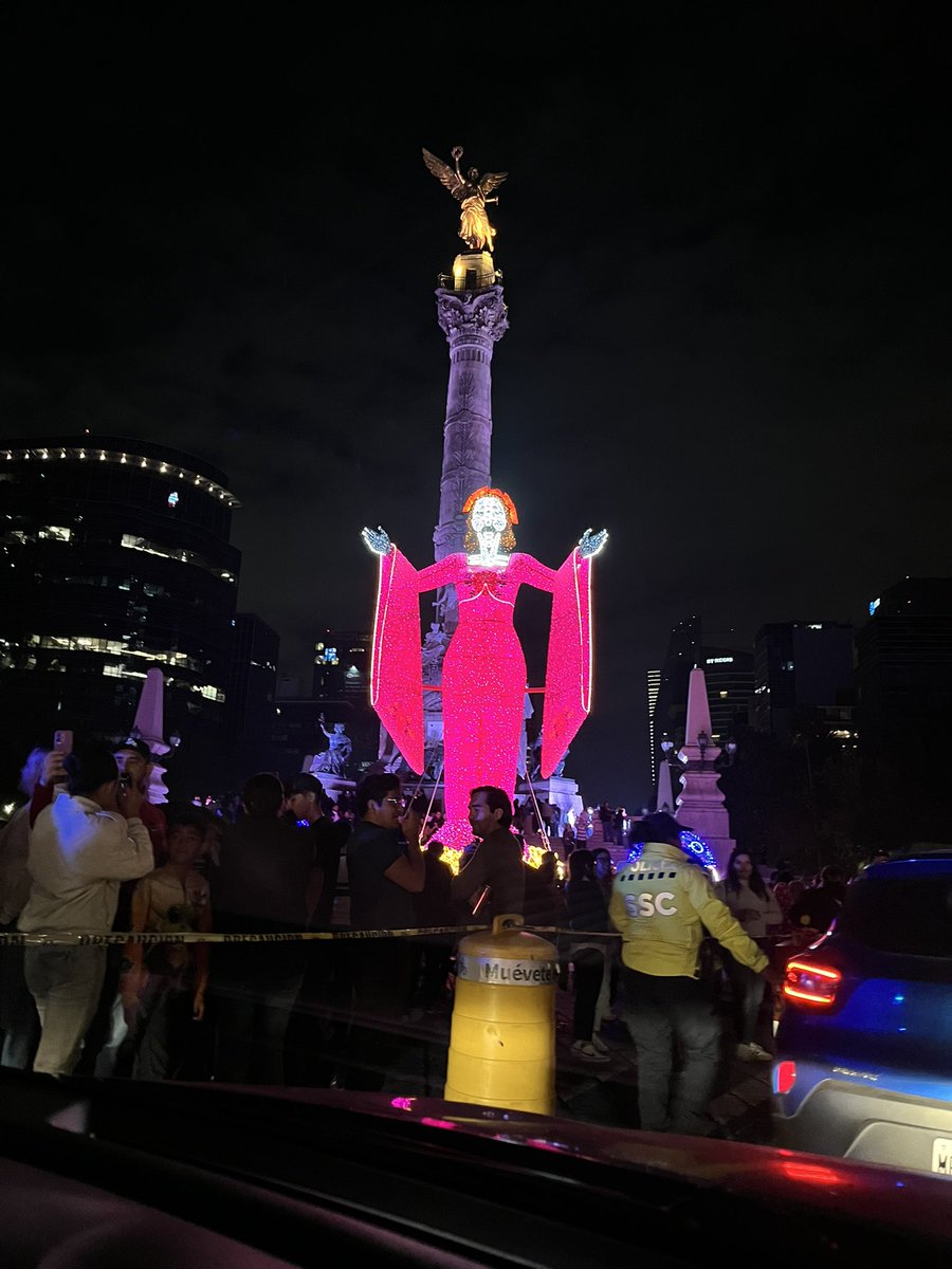 Decoración del día de muertos en Paseo de la Reforma.

#CDMX #México