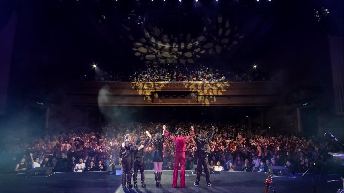 ClimaxEnMedio's tweet photo. @bennyibarra regresó al Metropólitan tras 15 años en solitario y fue pura magia! ✨

Noche de sinergia total, donde el público coreó desde la nueva "Nacer una vez más" hasta "Cielo".

"Ahora sí los tengo para mi solito", dijo conmovido.

Fotos: OCESA/José Jorge Carreón

#musica https://t.co/fMcHIazh0T