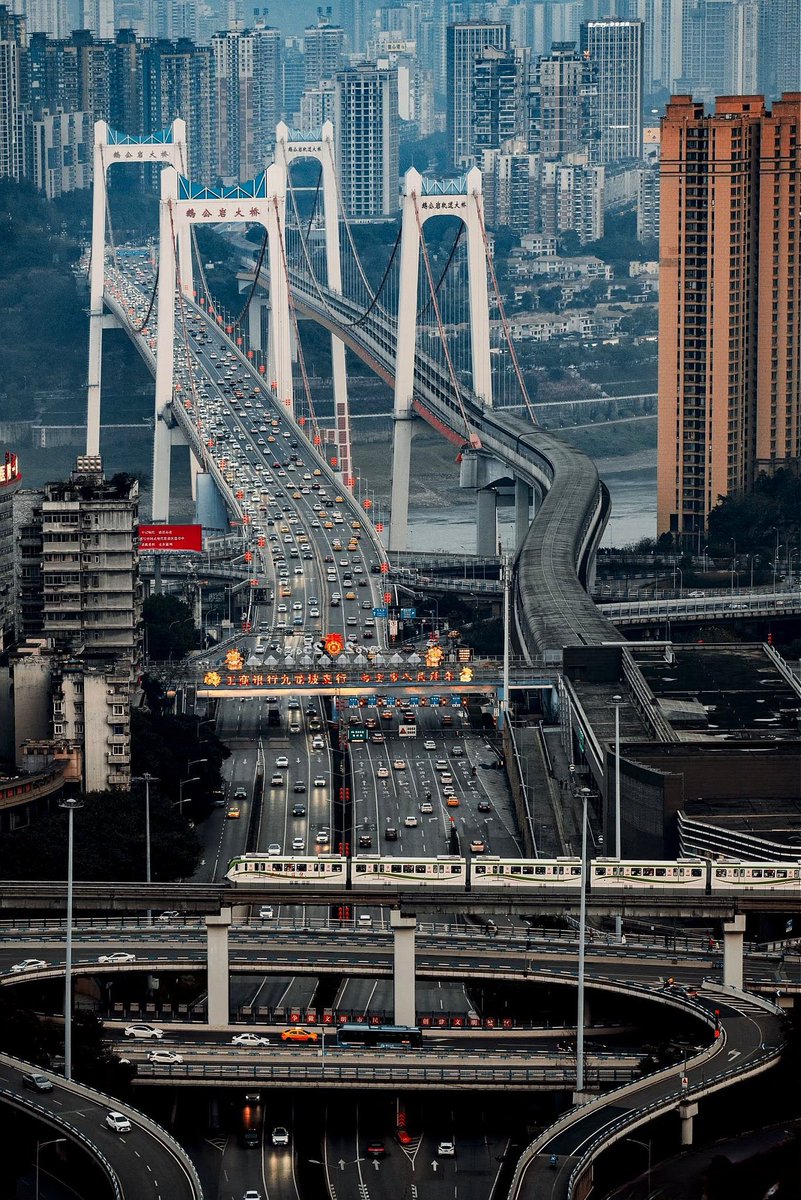 曾经是一座山城，现在的重庆翻天覆地，令人震撼。