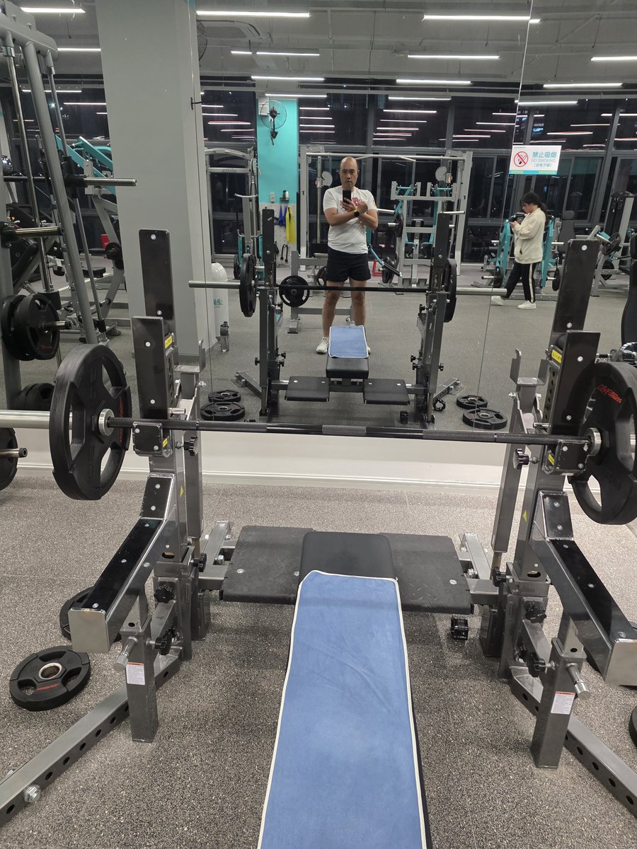 卧推6kg 4 sets x 8 reps. 这在中年人什么水平？我很骄傲。