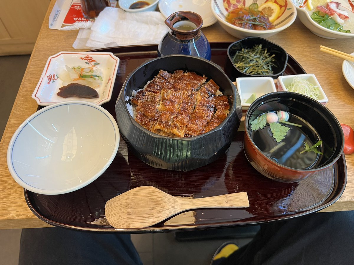 おそようございます。
昨日の弾丸名古屋出張からの帰宅で気絶しておりました。
今から急いで支度してレッスンや。
写真は人生で数回目のひつまぶし。
美味しかった〜。