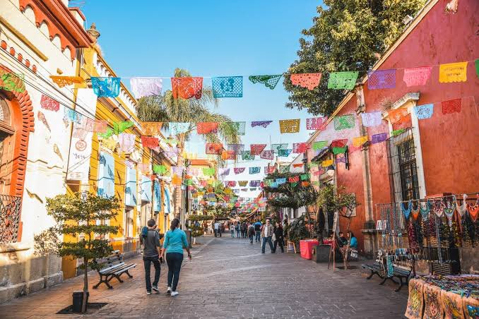 luixs5_'s tweet photo. @jetfire333 @DreadYuNarukami Not denying that there are places that have always celebrated it, but media leads many to think that Mexico has a monolith culture where everyone celebrates things like ddlm, and also makes people think all of Mexico looks like this https://t.co/ujwFmiJbJD