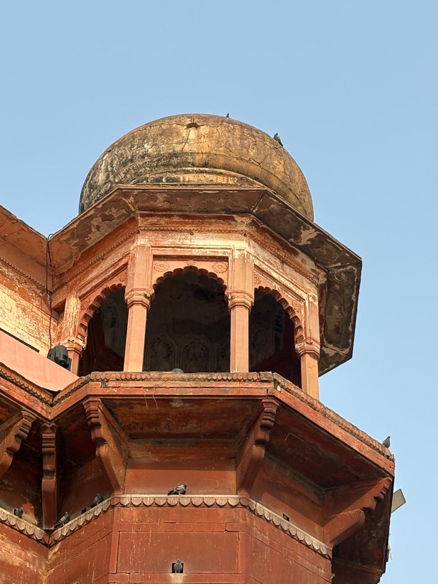 The palace of Raja Chet Singh near Assi ghat Banaras. When Hastings imprisoned the Raja for refusing to pay an arbitrary tax, the raja made a daring escape from here and Hastings himself barely escaped with his life in 1781